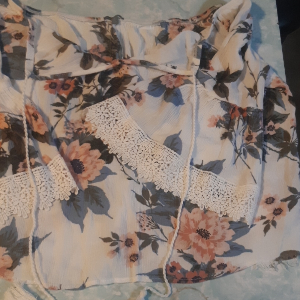 Charlotte Russ crop top with flavored quarter slee